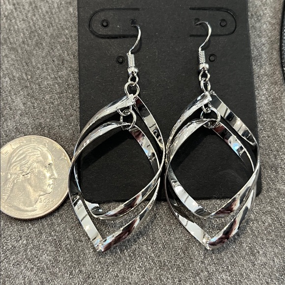 🌻3/$15 Silvertone Rose Pendant & Swirl Earrings - Picture 5 of 5